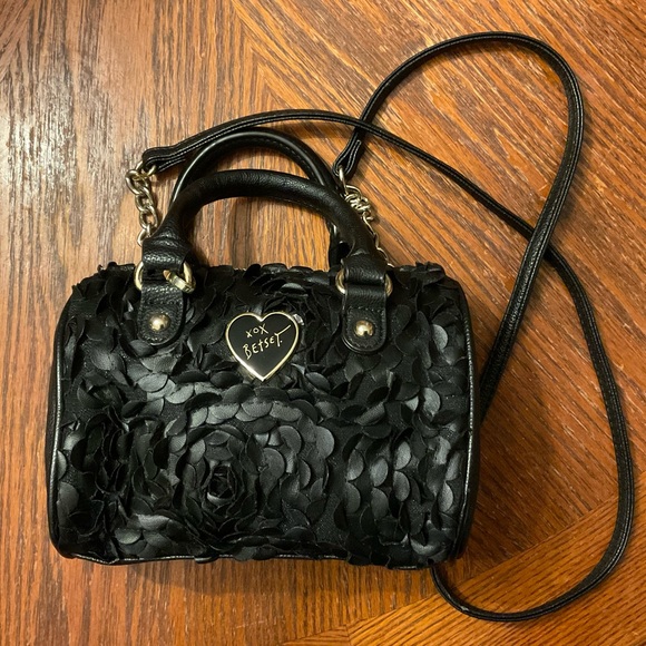 Adorable Betsy Johnson Frilly Black 🌹 Petal Heart Silver Hardware & Chain bag! - Picture 2 of 16